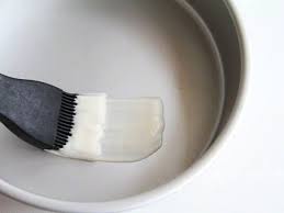 Introducción de aceite antiadherente para hornear.